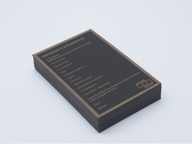 Certificat d’authenticité letterpress réalisé pour l’atelier d’édition artisanale lyonnais l’atelier garage. Impression pantone or 872U sur papier Fedrigoni Sirio Black Black 700g.