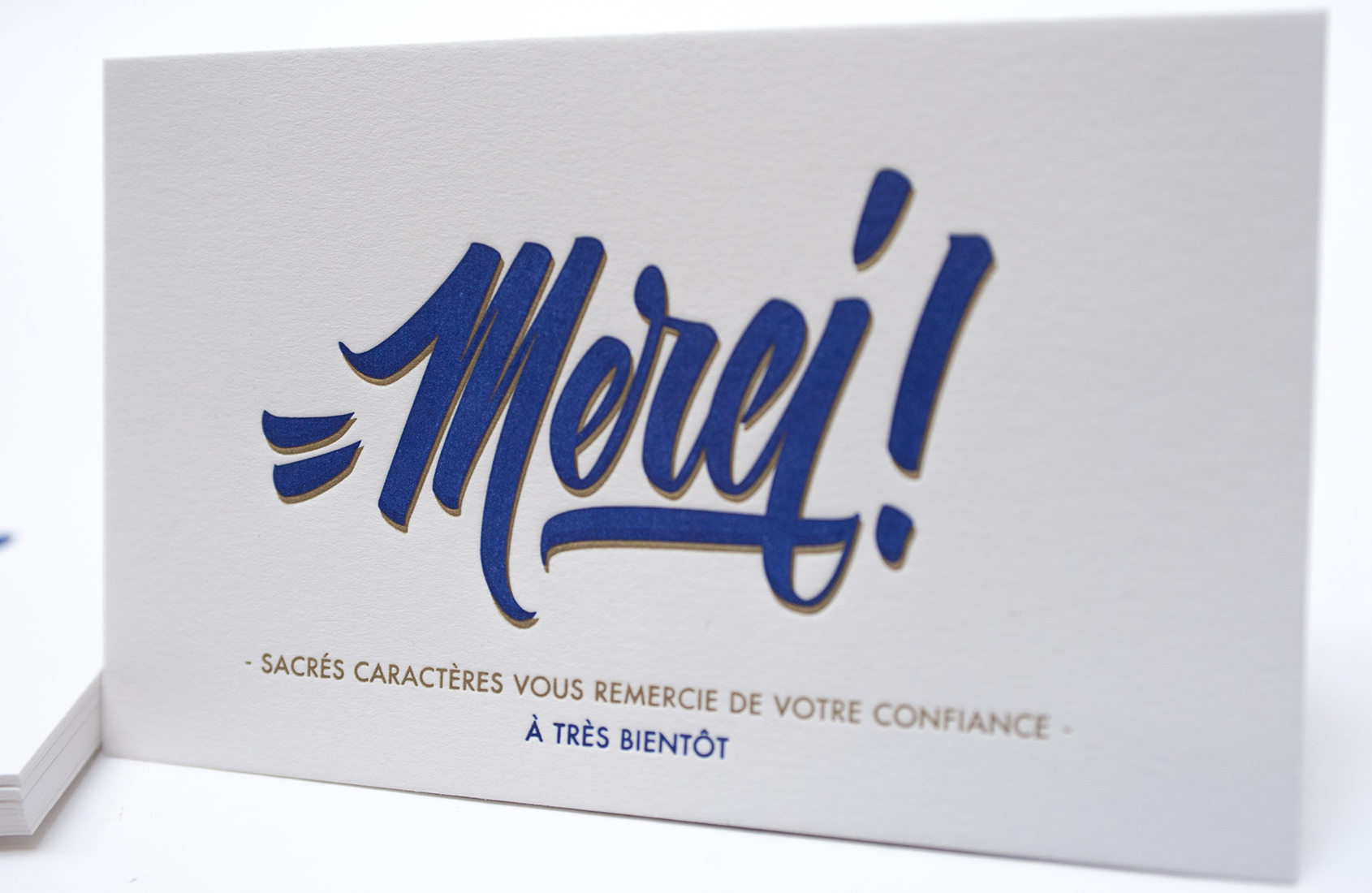 Carte de remerciement letterpress qui accompagnent les envois à nos clients. Impression deux couleurs sur papier Fedrigoni Old Mill 510g