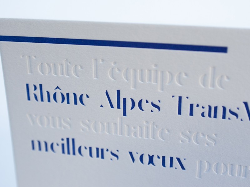 Carte de voeux letterpress réalisée pour Rhône Alpes TransMed, impression une couleur plus débossage à sec.