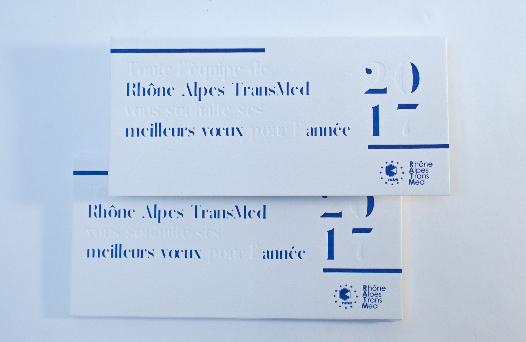 Carte de voeux letterpress réalisée pour Rhône Alpes TransMed, impression une couleur plus débossage à sec.