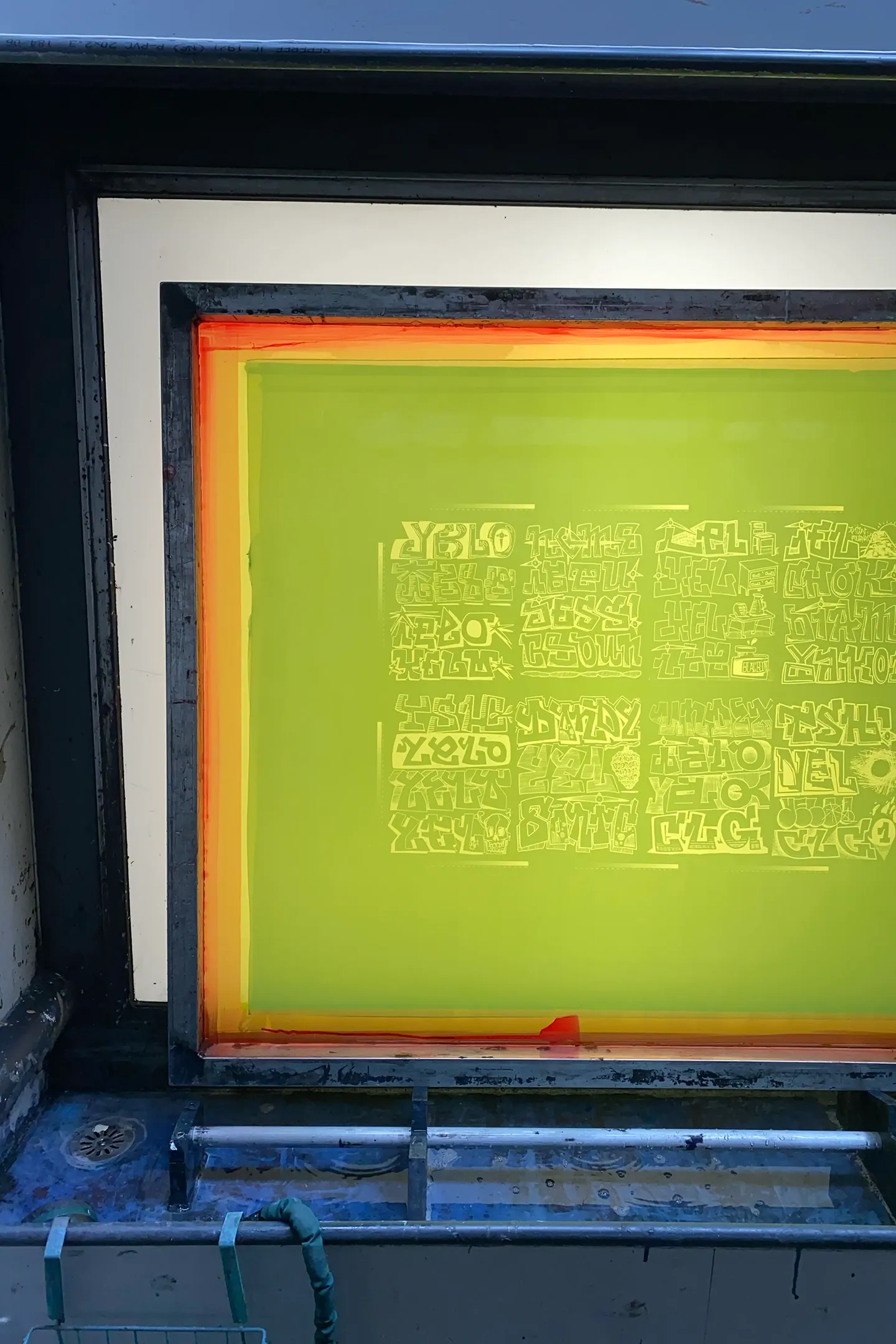 Écran de sérigraphie dans le bac de dégravage de l’atelier