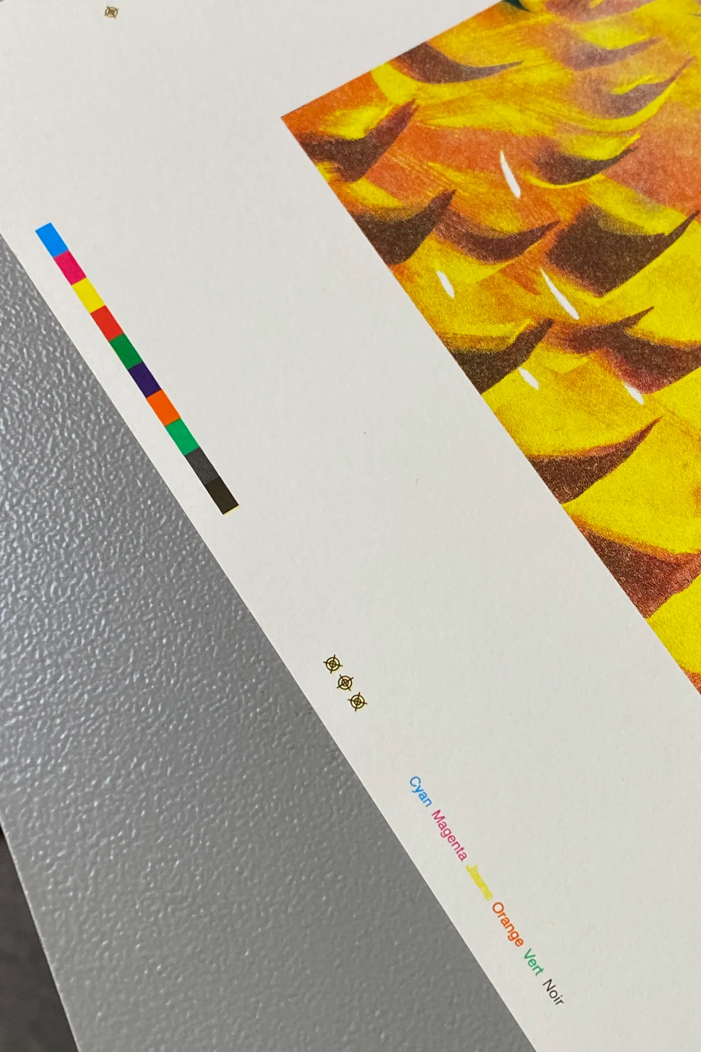Détail du calage des couleurs d’une estampe en sérigraphie