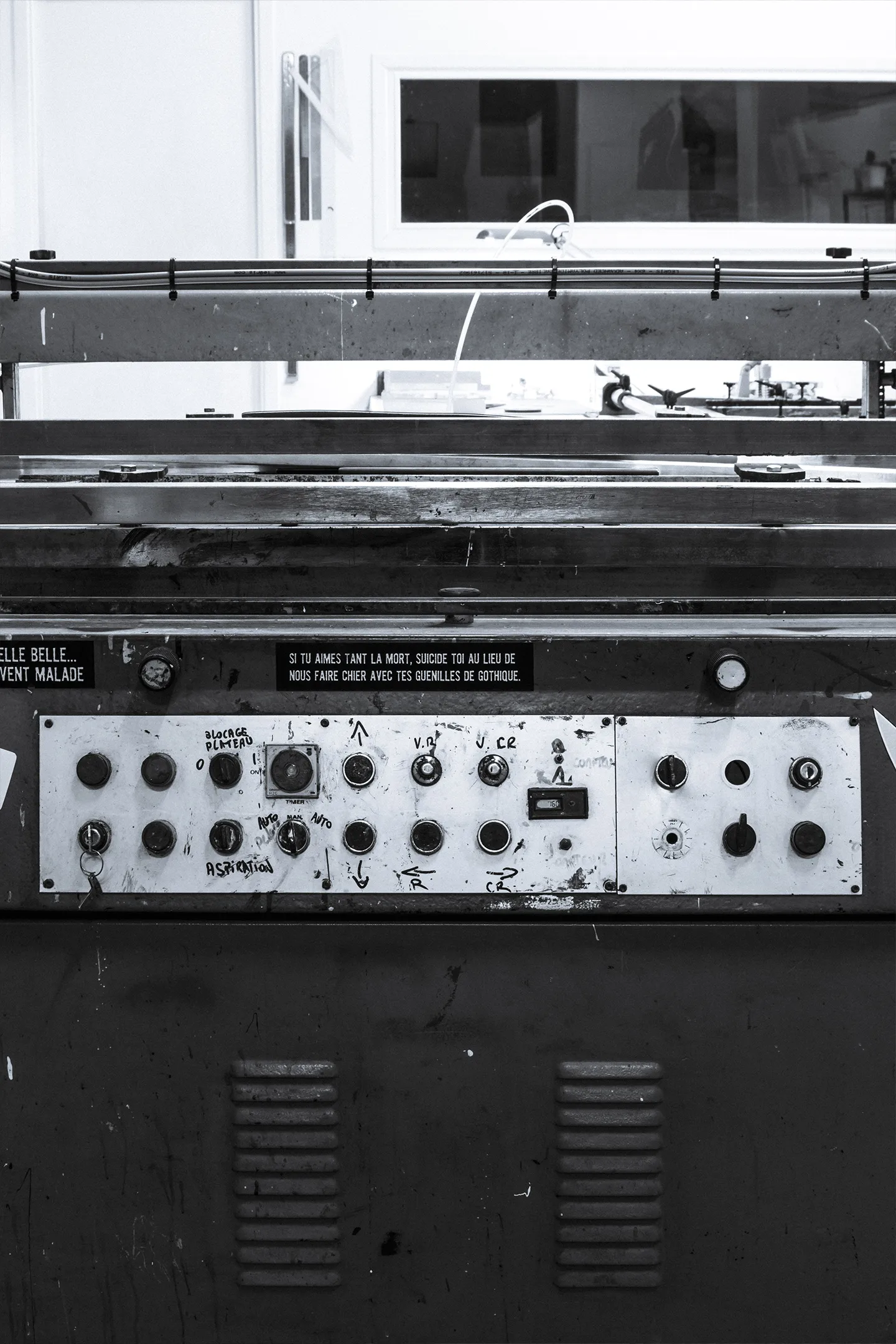 Ancienne presse de sérigraphie dans l’atelier