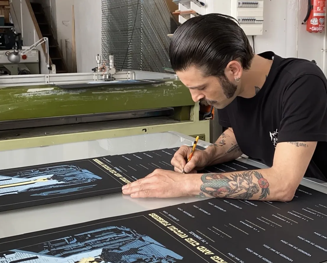 Joël Blanc-Tailleur en séance de signature de gig posters