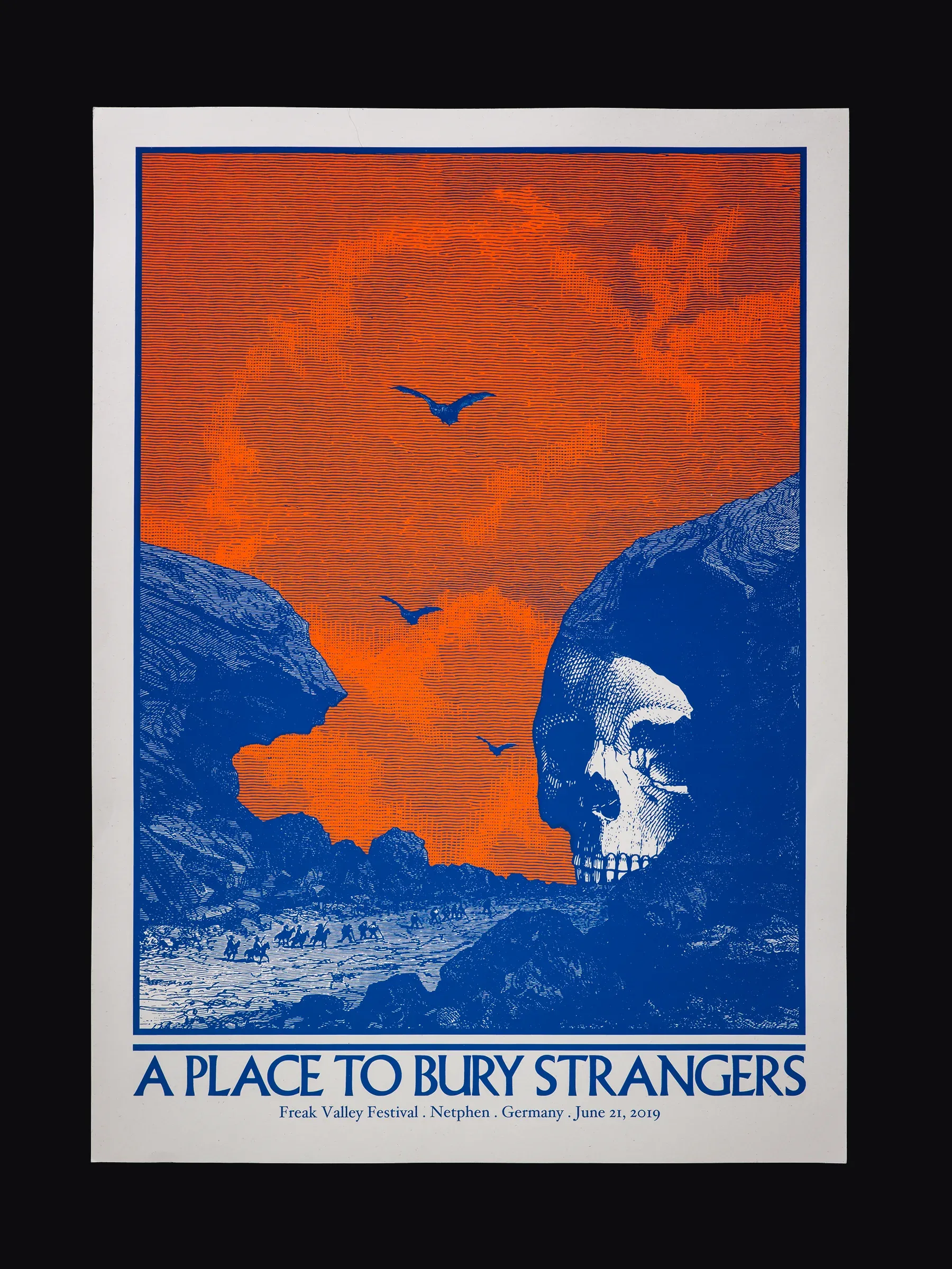 Packshot d'une estampe / affiche de concert en sérigraphie réalisé par l'illustrateur Cyrille Rousseau pour le concert du groupe A place To Bury Strangers au Freak Valley Festival à Netphen, Allemagne en 2019. Imprimé en sérigraphie par Sacrés Caractères à Lyon.