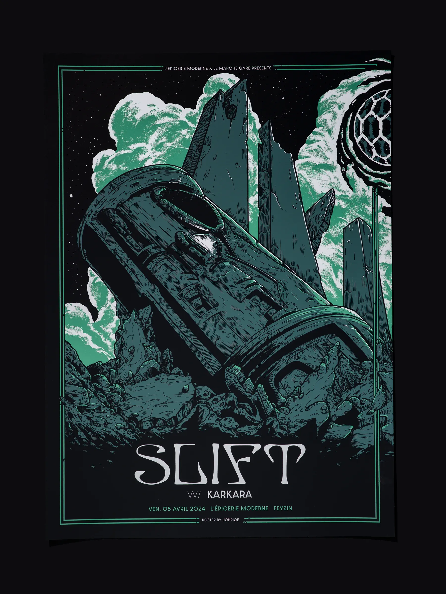 Packshot d'une affiche du diptyque "Slift", réalisée par l'illustrateur Johrice pour le concert de Slift à L'Épicerie Moderne à Feyzin le 5 avril 2024. Imprimée en sérigraphie par Sacrés Caractères à Lyon.